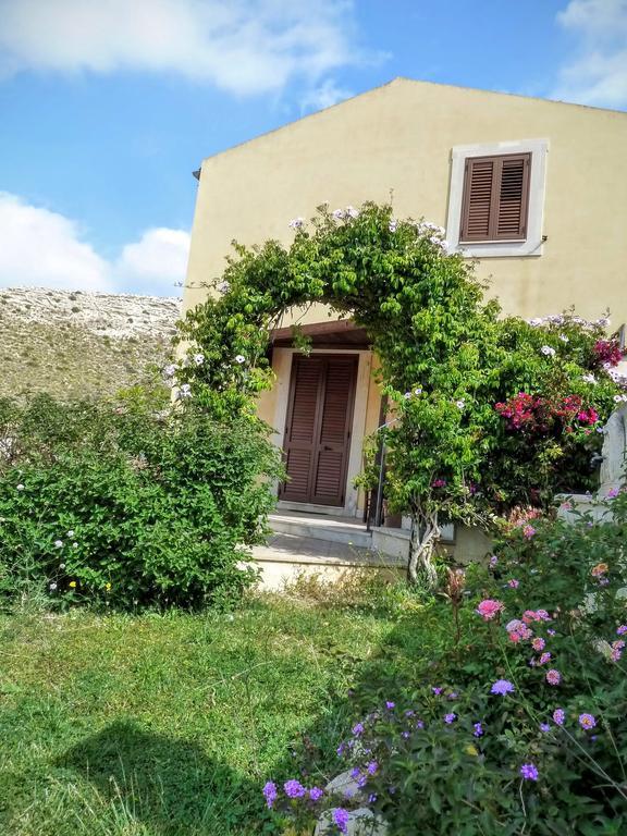הוילה נוטו Agriturismo Timpa Del Sole מראה חיצוני תמונה